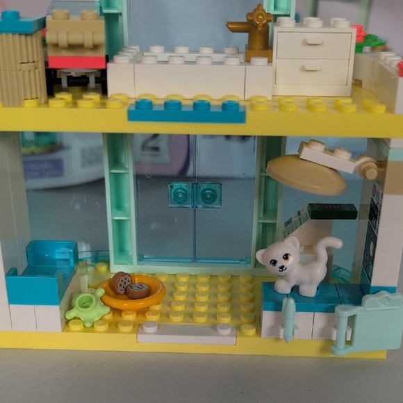 Lego Friends Pet Clinic Set # 41695 - Picture 6 of 8
